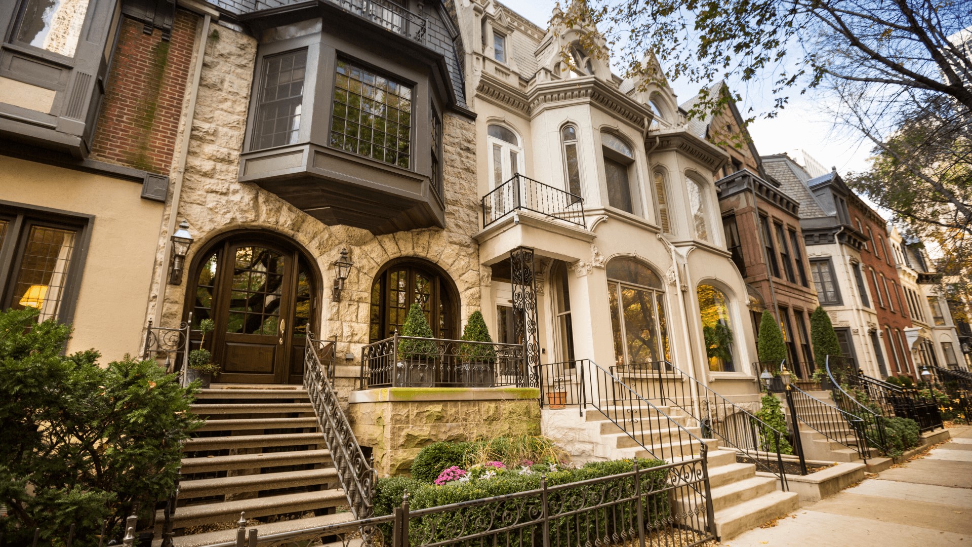 Victorian houses on a city street in the old town of Chicago